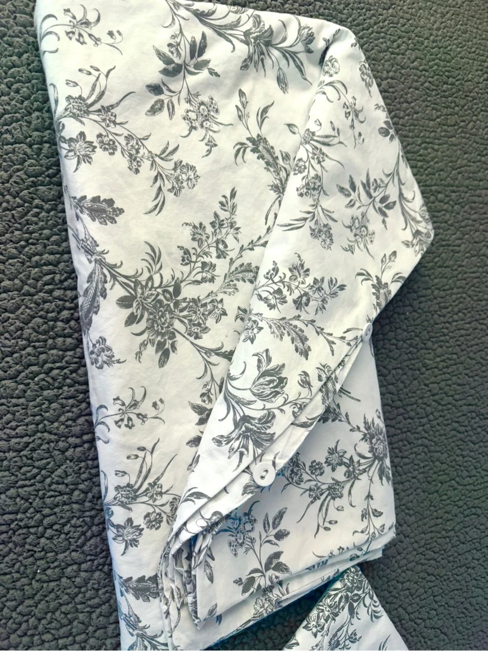 FLORAL TOILE Queen/Full Duvet Cover 2 cases.